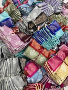 Saris en soie avec motif floral partout avec bordure de tissage contrastée - Product Image 4