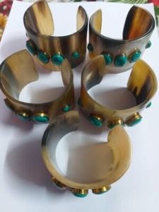 Brazalete de Cuerno de Búfalo Natural Pulido y Ecológico con Incrustaciones de Piedras Preciosas Coloridas, Brazalete Étnico Boho, Joyería Hecha a Mano para Mujer HF - Product Image 3