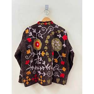 Veste réversible en satin et velours marron expresso avec broderies Anar Baagh Suzani aux motifs fleurs de marigold et rubis, produit fini - Product Image 4
