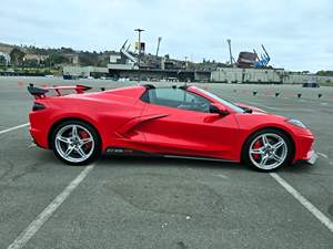 Corvette Stingray Convertible 2021 ~7,700 Millas, Motor V8 de 6.2 Litros, Paquete de Rendimiento Z51, Interior Bicolor - Product Image 3