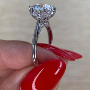 Anillo de Compromiso de Lujo con Diamante Cultivado en Laboratorio de Corte Redondo de 5.25 Quilates, Halo Oculto, Oro Blanco de 18K, Certificado IGI, Claridad F VVS1 VVS2 - Product Image 2