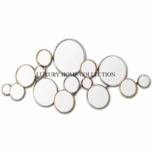 Cadre de miroir mural en métal antique unique avec une forme ovale et une métallurgie délicate pour un décor romantique - Product Image 1