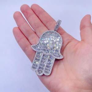 Colgante Hamsa de diamante Moissanite de 8MM con cadena cubana de 18 "-Joyería de Hip Hop - Product Image 1