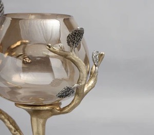 เชิงเทียนอลูมิเนียมสีทองสุดหรูพร้อมกระจกเฮอร์ริเคนสีทองเพิ่มความอบอุ่นเชิญชวนให้บรรยากาศหรูหราและมีสไตล์ในทุกห้อง - Product Image 6