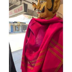 Pashmina Larga en Color Fucsia para Invierno y Primavera, Elegante y Larga - Product Image 1