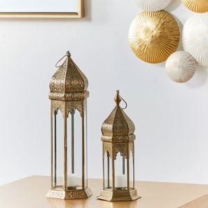 Lanterne marocaine en métal doré de qualité supérieure avec panneaux en verre, design élégant en découpe, lumière douce de bougie pour la décoration festive à la maison - Product Image 3