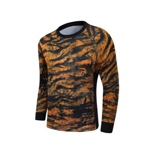 เสื้อฟุตบอลของผู้ชายแบบสั่งทำสีเขียวโพลีเอสเตอร์สีเขียว100% พิมพ์ซับลิเมชั่นโลโก้ที่กำหนดเองชื่อทีมสวมใส่คุณลักษณะสูง - Product Image 1