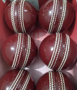 SUMROOS 4 pièces en cuir véritable de haute qualité, balles dures de cricket de couleur personnalisée avec logo personnalisé et design durable. - Product Image 2