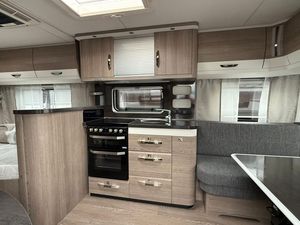 Remolque de Viaje Estándar Europeo Directo de Fábrica con Características Modernas y Elegantes y Entrega Rápida Compre Caravanas y Campers Limpios en EE. UU. - Product Image 3