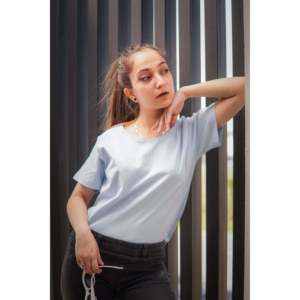 Camiseta monocromática azul cielo para ella - Product Image 4