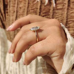 Anillo de compromiso con diamante marquesa y banda elegante cónica, engaste de 6 garras, claridad VS, certificado IGI - Product Image 3