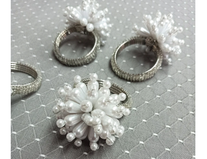 Un ensemble de 4 ronds de serviette en perles de goutte blanches - Product Image 1