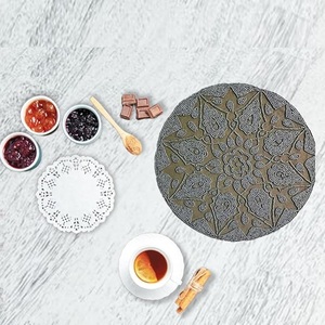 แผ่นรองแก้วทรงกลมสีเขียวเข้มที่ทำด้วยมือพร้อมด้วยพรมและแผ่นรองจานที่สวยงามสำหรับงานแต่งงานหรือใช้ในชีวิตประจำวัน - Product Image 5