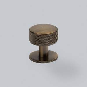 Boutons en laiton faits à la main pour les armoires de cuisine offrant un look artisanal raffiné adapté au style contemporain moderne ou - Product Image 6