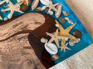 Tabla de Cortar de Madera y Resina con Tema Oceánico Hecha a Mano para Restaurantes, Hoteles, Cafeterías, Decoración del Hogar y Ocasiones Especiales para Regalos - Product Image 4