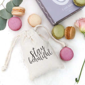 Paquete de 6 Bolsas de Regalo de Boda de Algodón Stay Beautiful - Product Image 2