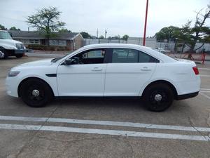 Venta de Ford Taurus Interceptor 2018, Sedán 4 Puertas, Turbo Automático, 25552 Millas, Interior Claro, Asientos de Cuero, Neumáticos R20, Control de Crucero Adaptativo - Product Image 4