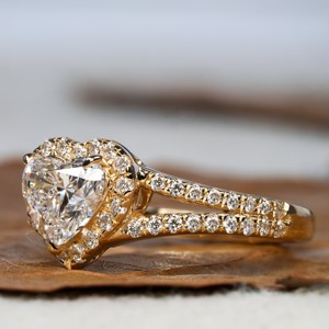 Bague de fiançailles vintage en or jaune 18 carats avec diamant CVD de laboratoire taille brillant en forme de cœur certifié IGI et alliance à deux branches pour fête - Product Image 2