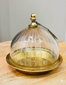 Dôme à gâteau en aluminium moulé à finition lisse avec couvercle en verre pour comptoir de cuisine et table à manger décoratifs - Product Image 5