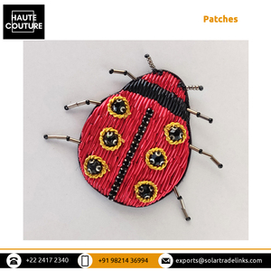 Parches de escarabajo bordados a mano de 5 cm de largo, los más vendidos, hechos a mano, en lingotes de Color rojo y negro, Kora, a la venta desde la India - Product Image 2