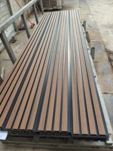 Panneaux de revêtement mural en <span class=keywords><strong>bois</strong></span> composite WPC <span class=keywords><strong>gris</strong></span> imperméable pour extérieur, clôture décorative pour espaces commerciaux, décoration murale - Product Image 6