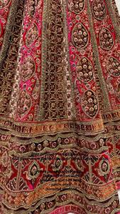 Lehenga choli เจ้าสาวในฤดูหนาวออกแบบด้วยด้ายเย็บปักถักร้อยและแพทช์ทำงานริ้วรอยฟรี - Product Image 4