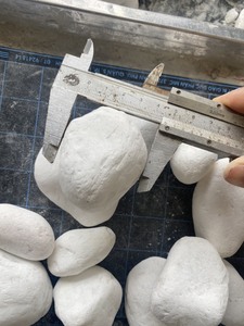 Cailloux ronds décoratifs de pierre de galets de neige blanche de l'usine du Vietnam pour l'aménagement paysager de jardin et de parc pour une utilisation extérieure - Product Image 5