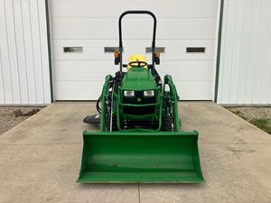 Nouveaux tracteurs utilitaires compacts John Deere 1025R 2025 à vendre avec tondeuse, chargeur et pelle rétrocaveuse 60 pouces 21,5-75 CV Fabriqués aux États-Unis à bas prix - Product Image 4