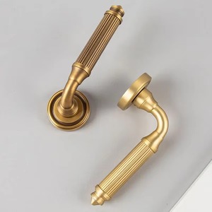 Tirador de puerta dorado de diseñador con detalles elegantes, perfecto para puerta principal, dormitorio u oficina en interiores modernos y de lujo - Product Image 6