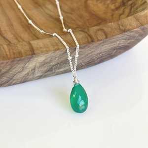 Collar con colgante de ónix verde en forma de lágrima, estilo minimalista, para llevar en capas, con esmeralda, de plata de ley 925, piedra de nacimiento de mayo, Satellite Chain - Product Image 1