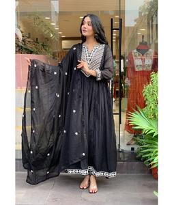 Ensemble Kurta indien ethnique en coton pour femme avec motifs imprimés léger et élégant parfait pour une utilisation festive et décontractée - Product Image 1