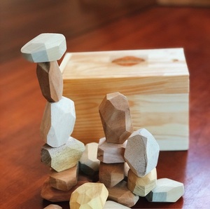 Lleva la naturaleza a casa con el juego de rocas de madera TUMI ISHI para todas las edades, la roca de madera TUMI ISHI fomenta el enfoque y el juego intencional - Product Image 2