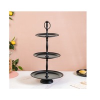 Support à gâteau décoratif en métal haut de gamme avec gravures florales de style baroque et base solide et durable pour servir des gâteaux de boulangerie de luxe