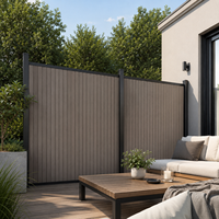 Panneau de clôture rainuré en composite bois-plastique (WPC) pour l'extérieur, idéal pour la protection de la vie privée dans les jardins, les cours arrière et les clôtures de villas.
