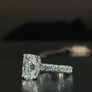 Bague solitaire en diamant de laboratoire de forme coussin de 5,5 carats, or blanc 14 carats, clarté VS1, certifiée IGI, catégorie de produits bagues en diamant - Product Image 1