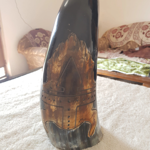 Vaso de Chupito de Cuerno Natural Hecho a Mano con Diseño Antiguo de Calidad de Exportación, Taza de Cuerno para Beber con Ágata de Oso para Bar, de la India - Product Image 1