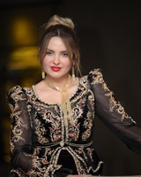 Kaftan de mariée algérien maxi en satin, fait main, exquis, écologique, avec broderie complexe et motif de dentelle de luxe, pour fête traditionnelle