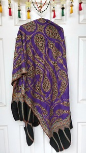 ผ้าคลุมไหล่แคชเมียร์สีม่วงอ่อนที่สง่างามและเป็นแรงบันดาลใจให้กับฤดูหนาวด้วยดอกไม้สีขาวและลายปักลวดลายที่อบอุ่นและมีสไตล์ - Product Image 3