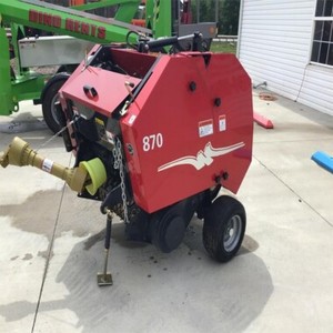 Presse à balles ronde rouge 870 avec moteur et composants pour ensilage de maïs, paille et foin à vendre - Product Image 1