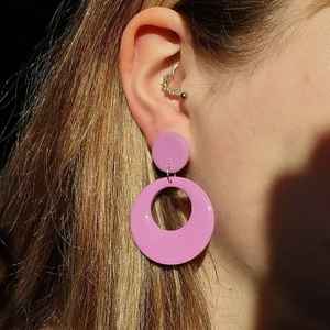 Pendientes de gota de resina multicolor en forma de corazón clásico, Estilo Vintage hecho a mano con centro de perla, ideal para aniversario - Product Image 4