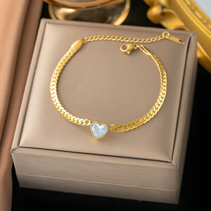 Bracelet en acier inoxydable pour femmes, plaqué or 18 carats. Bracelet en forme de cœur à la mode pour cadeaux tendance, bijoux. - Product Image 5