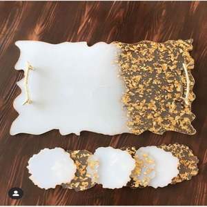 Plateau en résine brillante, finition artistique artisanale, parfait pour recevoir des invités ou comme centre de table décoratif - Product Image 2