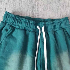 กางเกงขาสั้นผ้าฝ้ายแท้ 100% ทรงสตรีทแวร์ ขอบดิบ สไตล์ซันเฟด ผ้าเฟรนช์เทอร์รี่ สกรีนโลโก้ดิจิทัลตามสั่ง ล้างสีแบบแอซิดวอช สไตล์วินเทจ ขาดๆ สำหรับผู้ชาย - Product Image 4