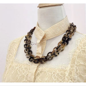 Collier de luxe en corne de buffle fait à la main, bijoux naturels et durables pour femmes, haute qualité - Product Image 1