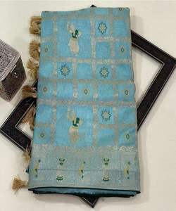 Experimente el lujo como nunca antes con ricos saris de satén, con intrincado trabajo de perlas para un toque real precio al por mayor - Product Image 3