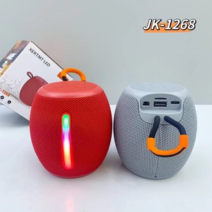 Mini enceinte portable 5W avec LED RGB sans fil, radio FM, USB et lecteur de carte TF pour utilisation en extérieur lors de fêtes - Product Image 5