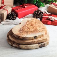 Planche à découper en bois d'olivier en forme de cœur, faite à la main par ArtisRaw, écologique, brun doré, en stock, emballage individuel, modèle TN