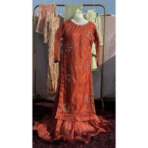 Vestido Maxi de Gasa Hecho a Mano con Cintura Imperio, Escote Corazón Asimétrico, Cola Larga, Elegante, Festivo y Formal - Product Image 3