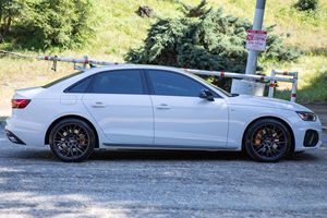 Audi A4 2.0T Quattro berline 2022, faible kilométrage, boîte automatique, direction souple, essence/électrique, état neuf - Product Image 5