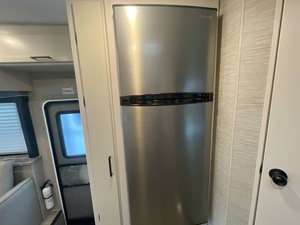 Vente en gros de caravanes de voyage d'occasion économiques 2023 T-h-o-r F-o-u-r Wi-n-d-s 31E-V avec cuisine pour les aventures en plein air - Product Image 4